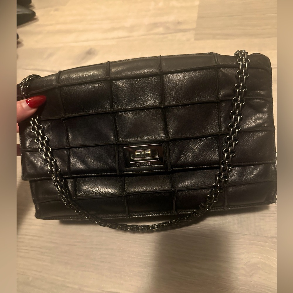 VINTAGE AUTHENTIC CHANEL MEDIUM LAMB SKIN SHOULDER BAG
